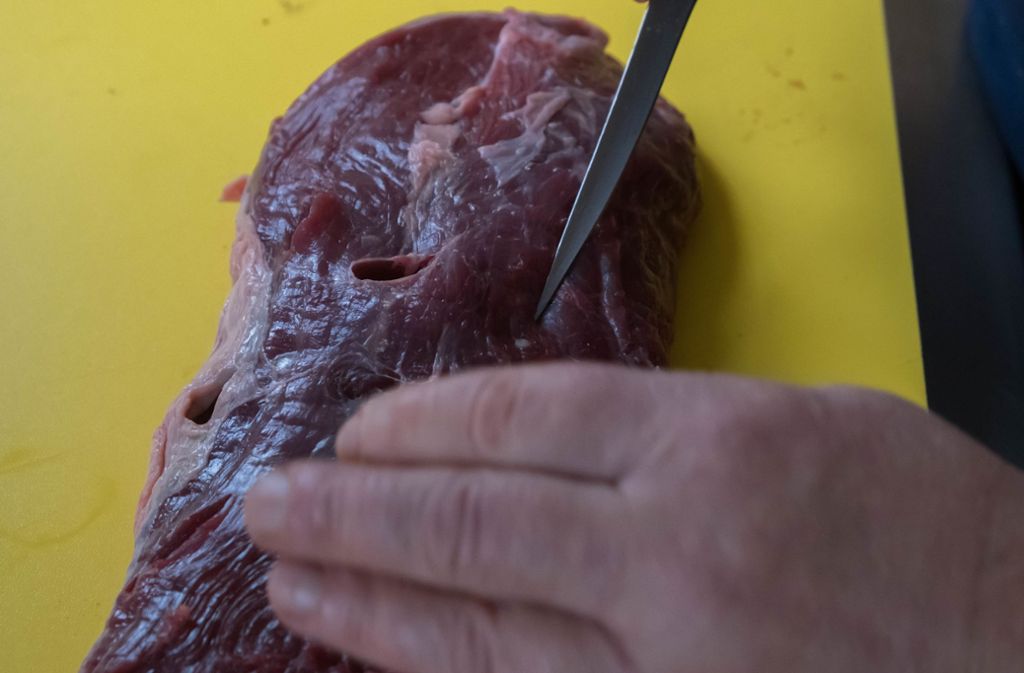 Mit einem spitzen Messer werden Taschen ins Fleisch geschnitten