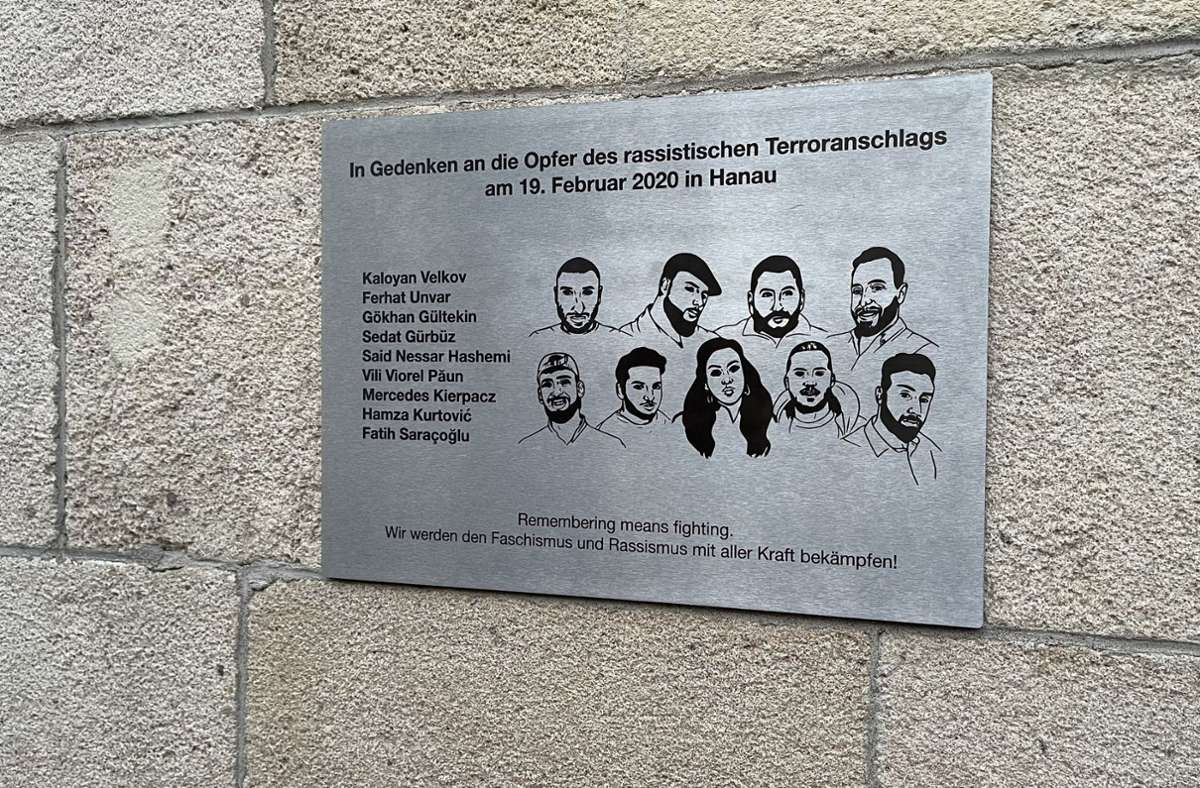 Die Tafel wurde ungenehmigt an der Rückseite des Stuttgarter Rathauses angebracht  – ein Antrag will bewirken, dass sie dort bleiben kann. Foto: Stuttgart gegen Rechts/privat