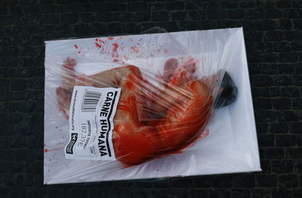 Die Aufkleber auf den Verpackungen preisen „Menschenfleisch“ an.