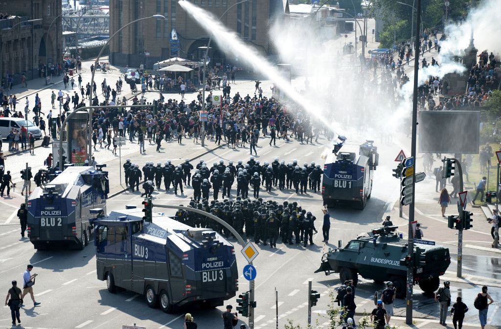 Die Polizei hatte der Demonstration mit mehreren tausend Teilnehmern am Freitagnachmittag den Weg zur Elbphilharmonie abgeschnitten.