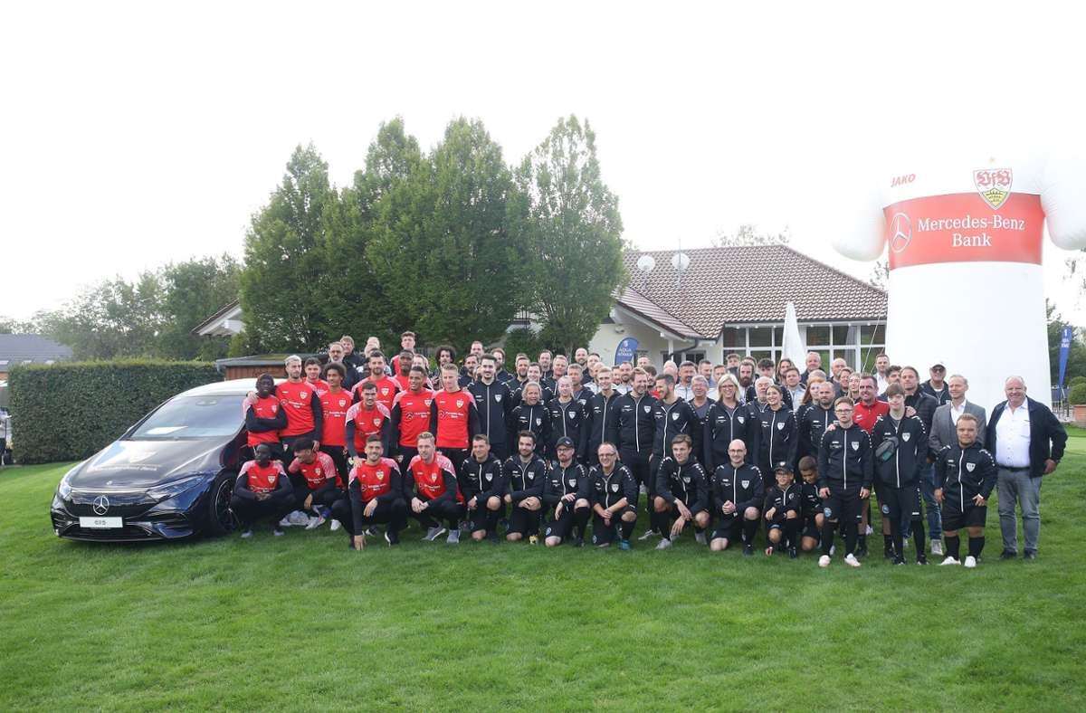 Gruppenfoto: die Profis des VfB Stuttgart (in Rot) und die Fans beim Fußballgolf.