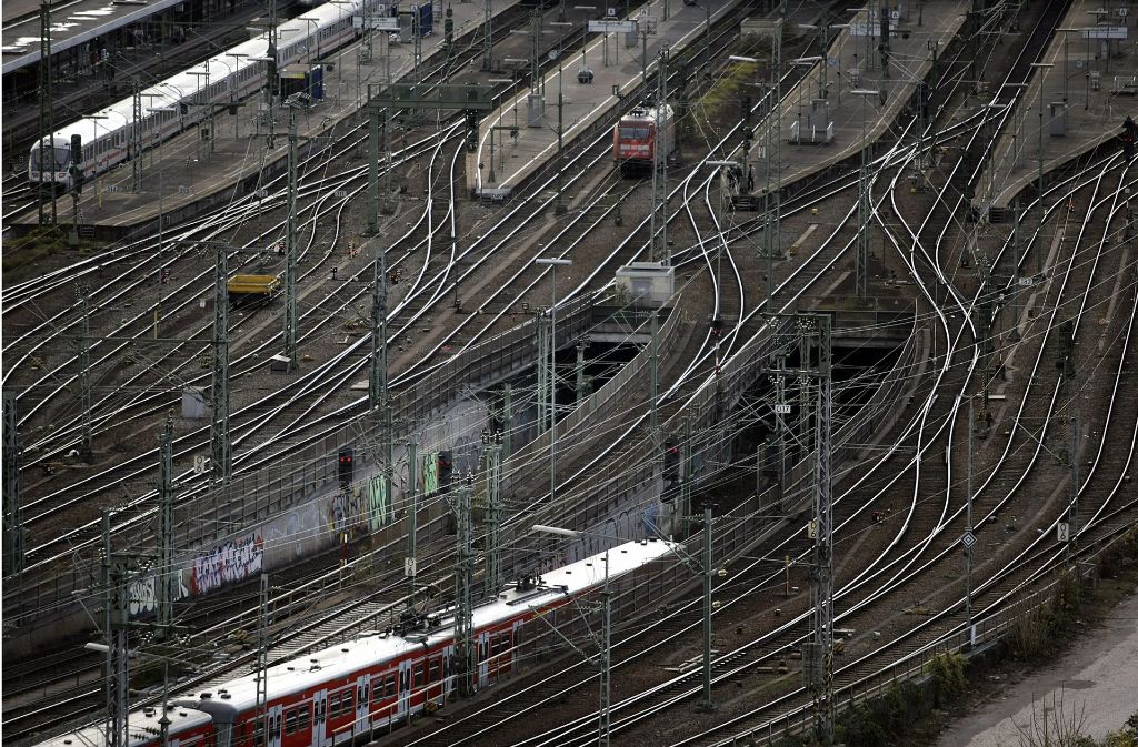 An die rechte der beiden Tunnelrampen soll sich der neue S-Bahntunnel anschließen. Dafür muss in das Gleisgewirr eingegriffen werden. Foto: Archiv Kraufmann/Piechowski