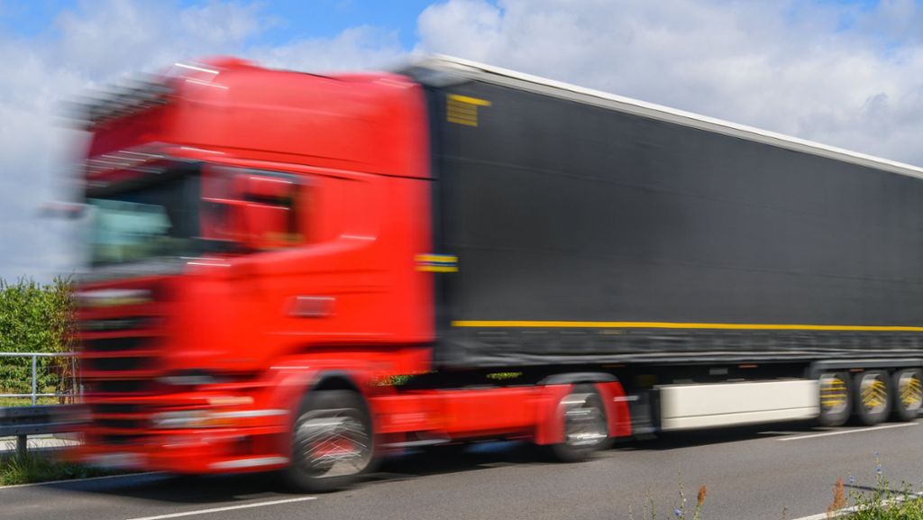 Filderstadt: Lastwagen verliert Ladung auf B 27