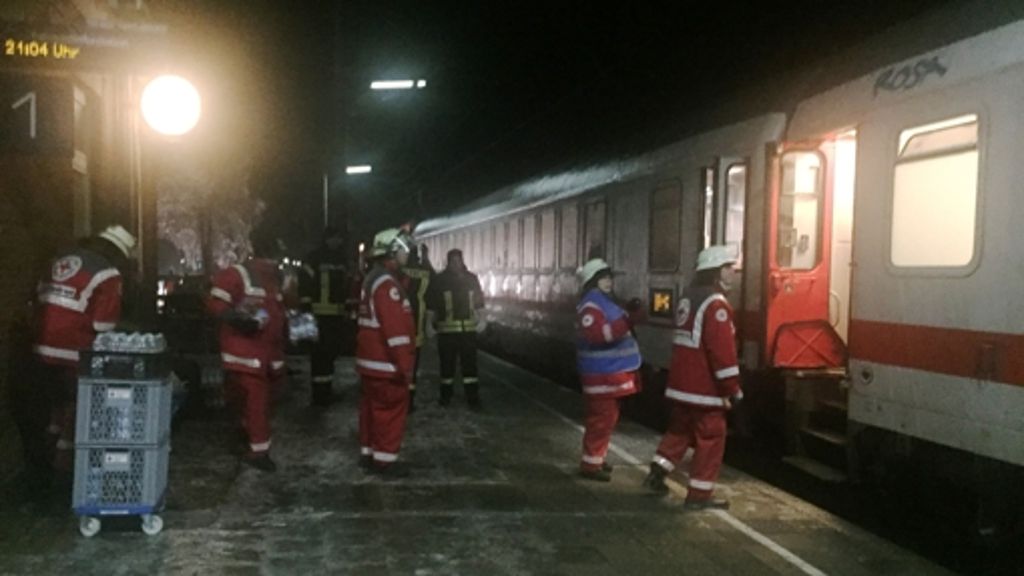 Blitzeis stoppt einen IC in Ostfriesland. Hunderte Passagiere verbringen die Nacht im Zug oder im Notquartier. Auch viele Autofahrer werden von den Folgen der Kälte überrascht. 