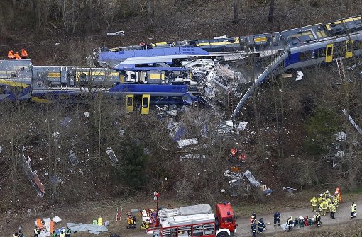 Am 9. Februar 2016 sind auf der Bahnstrecke Holzkirchen-Rosenheim bei Bad Aibling in Bayern zwei Triebwagen zusammengestoßen. Dabei kamen nach neuesten Informationen nun zwölf Menschen ums Leben. Foto: AP