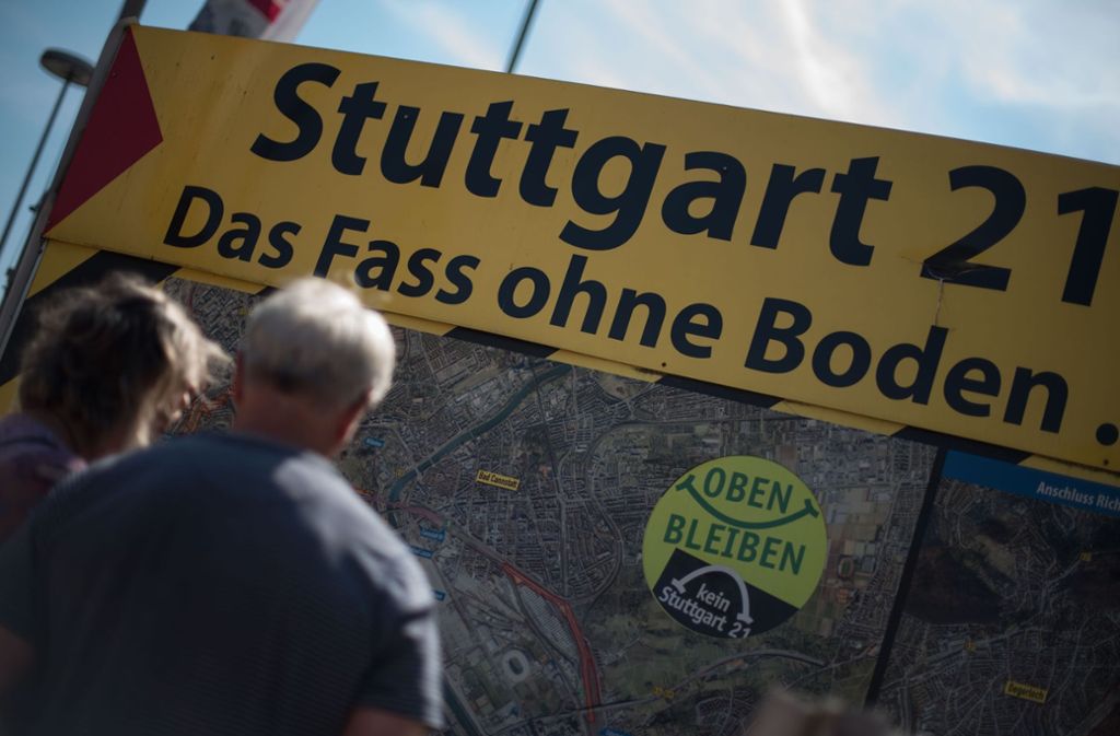 Die Aktivisten wollen die Öffentlichkeit über die Nachteile von Stuttgart 21 und über alternative Möglichkeiten der Bahninfrastrukturgestaltung informieren.