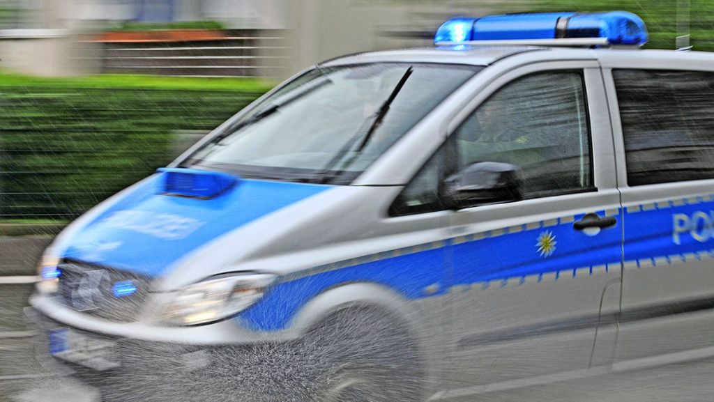 Zwei Verletzte in Ludwigsburg: Unfall: Ford wird gegen Taxi geschleudert