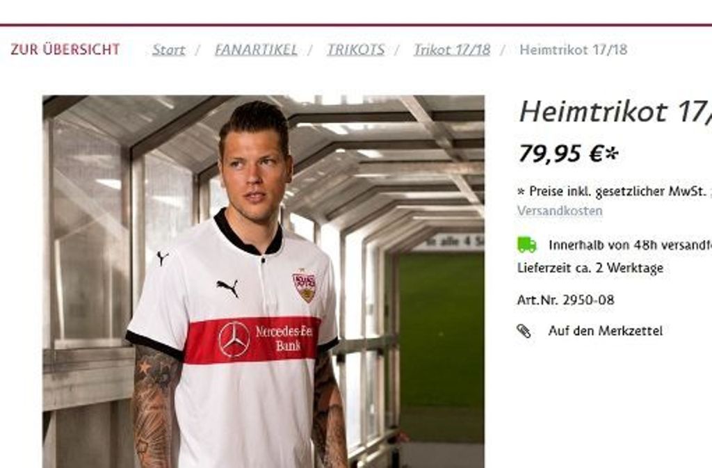 Im VfB-Shop präsentiert Daniel Ginczek das neue Trikot.