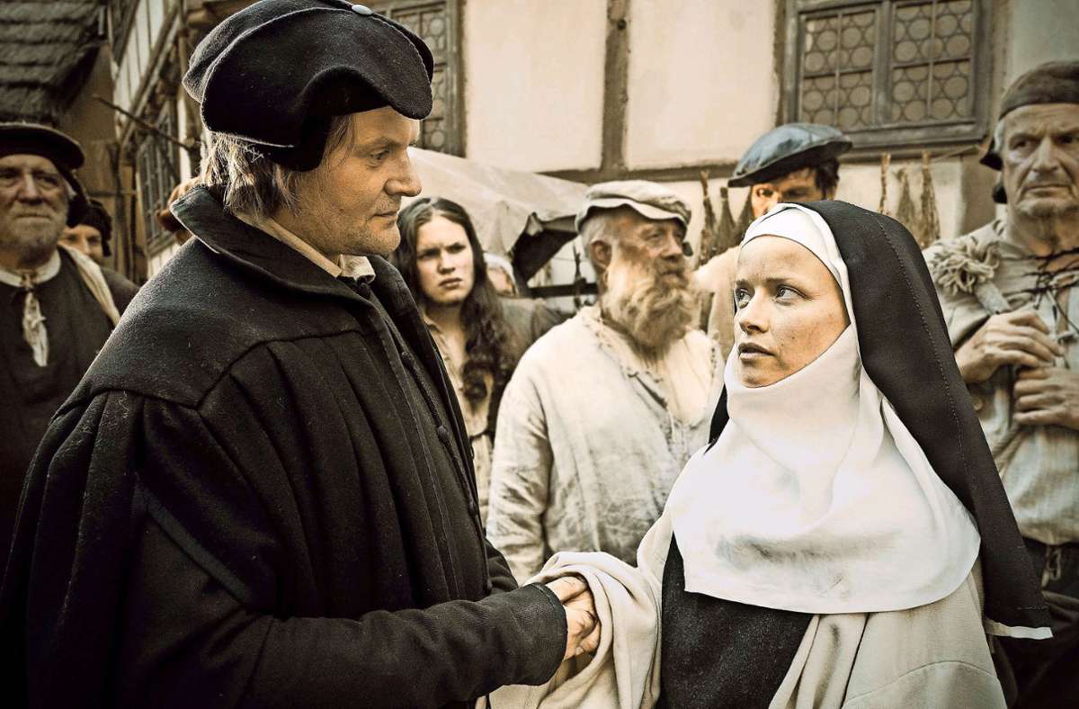 Szene aus dem Fernsehfilm „Katharina Luther“ (Februar 2017 im Ersten): Katharina und die anderen geflohenen Nonnen kommen in Wittenberg an. Luther begrüßt Katharina – mit Devid Striesow und Karoline Schuch als Katharina von Bora.