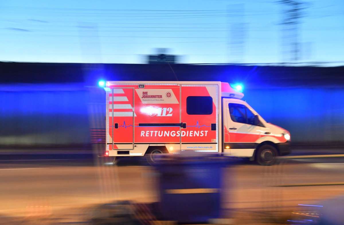 Ein Rettungswagen brachte die Frau mit leichten Verletzungen ins Krankenhaus. (Symbolfoto) Foto: picture alliance/dpa/Boris Roessler