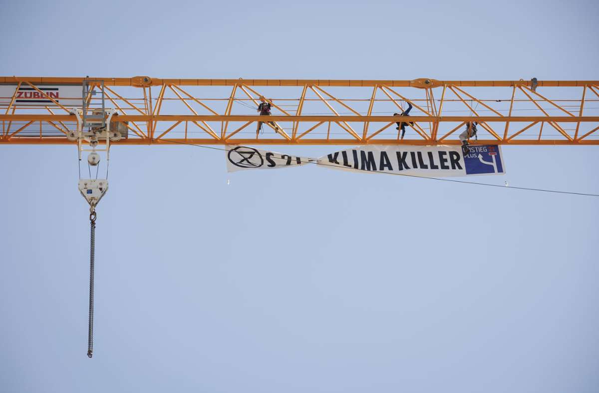Am Ende der Kundgebung prangte in rund 20 Metern Höhe an einem Baukran der Firma Züblin ein Transparent mit der Inschrift: Stuttgart 21 = Klimakiller.