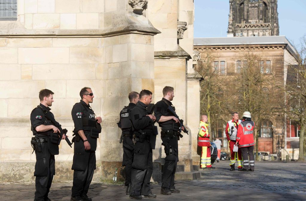 Über die sozialen Kanäle fordert die Polizei die Menschen auf, die Innenstadt in Münster zu verlassen, und keine Spekulationen und Gerüchte über Twitter und Facebook zu verbreiten.