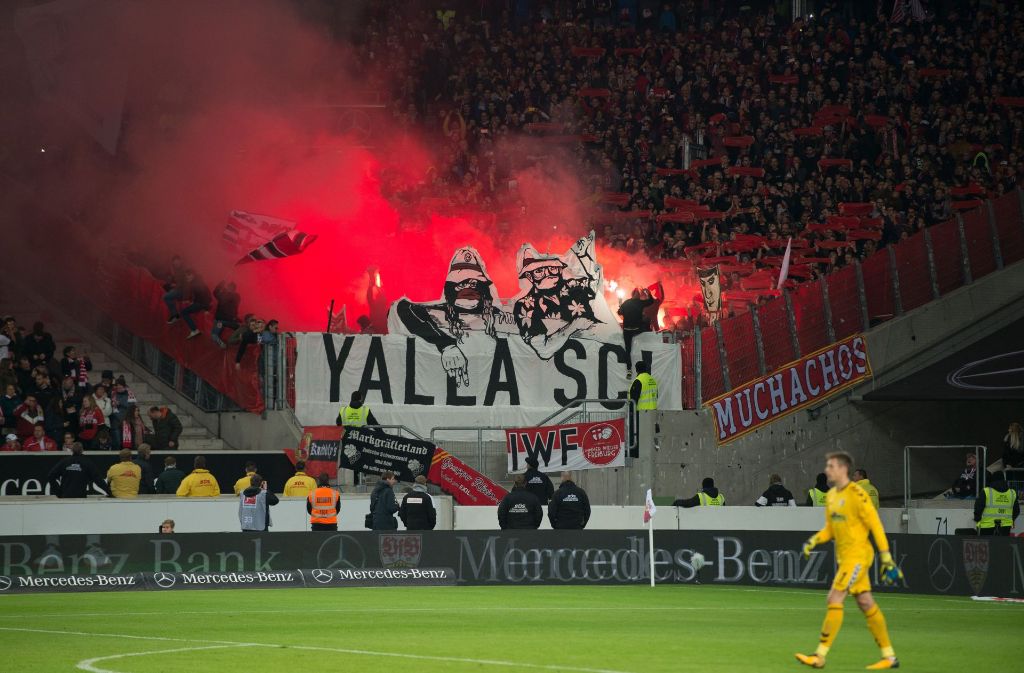 Fans des SC Freiburg brannten während einer Fan-Choreografie Pyrotechnik im Fanblock des SC Freiburg ab.