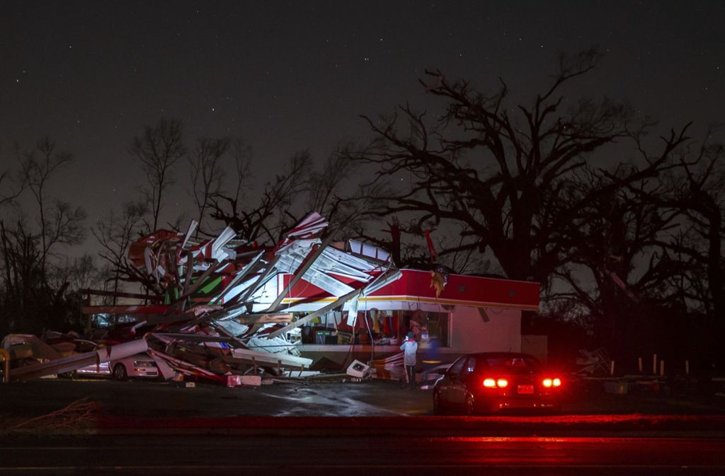 Eine Tankstelle wurde in in Albany, Georgia, durch den Sturm stark beschädigt.