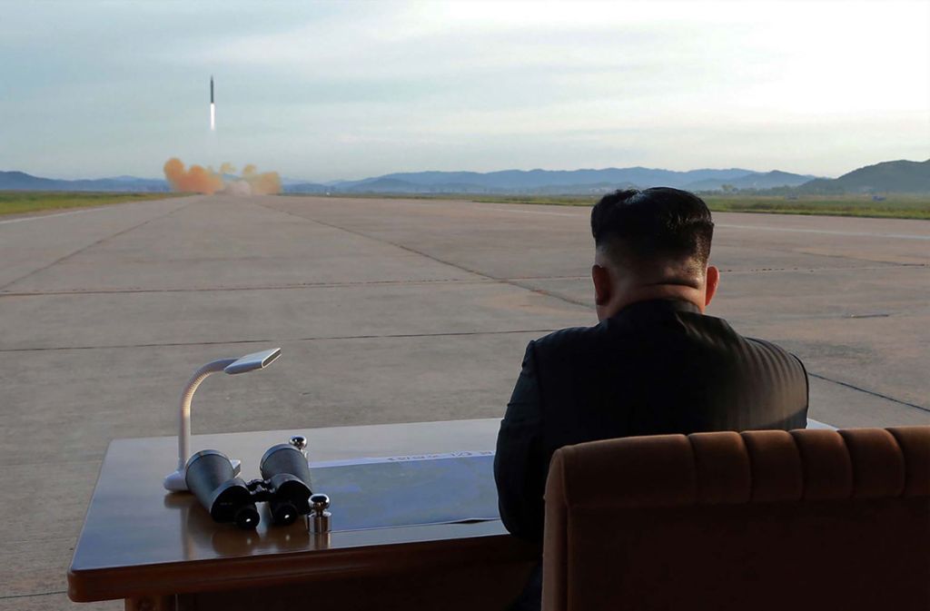 US-Präsident Donald Trump titulierte Nordkoreas Machthaber Kim Jong Un (hier beim Beobachten des Testflugs einer Mittelstreckenrakete) im September 2017 als „Rocket-Man“. Kim ist ein begeisterter Fan der Raketentechnologie.
