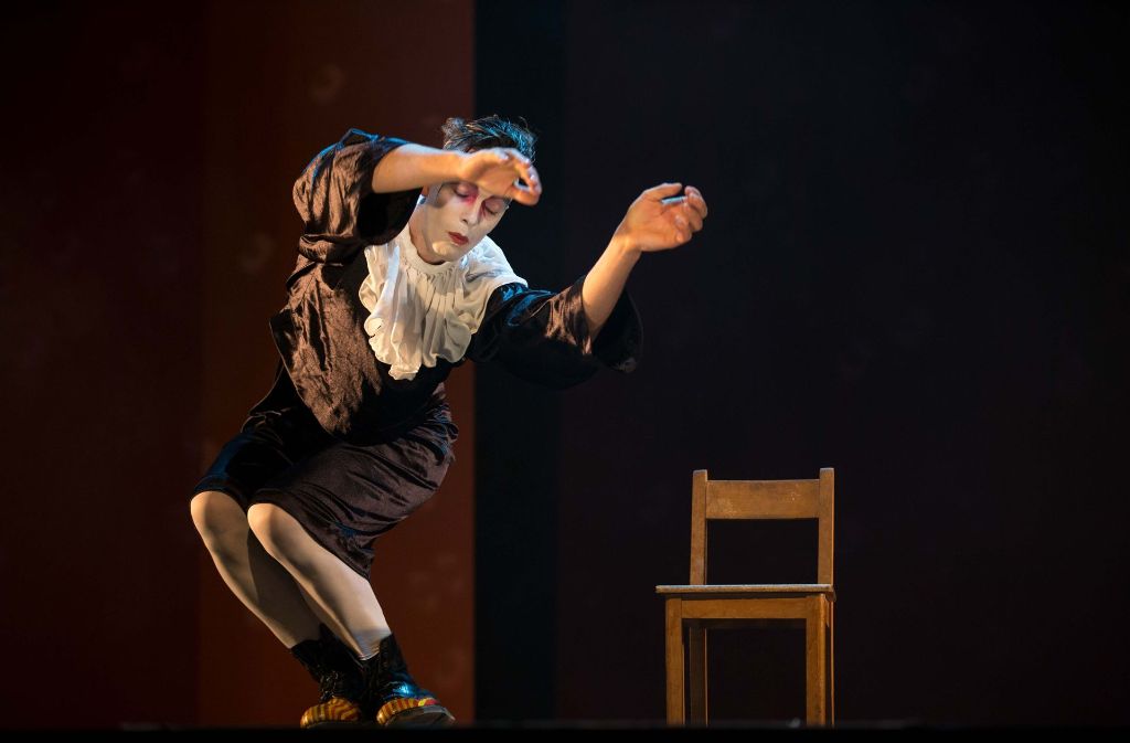 Weißclown Merlin tanzt mit einer Unsichtbaren.