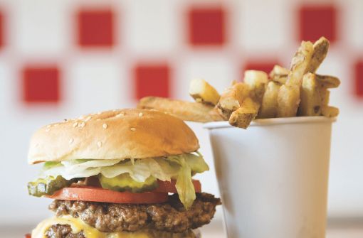 So etwa sollen die Burger des neuen Mitbewerbers Five Guys aussehen, der bald seine erste Filiale in Deutschland eröffnen will. Foto: Five Guys