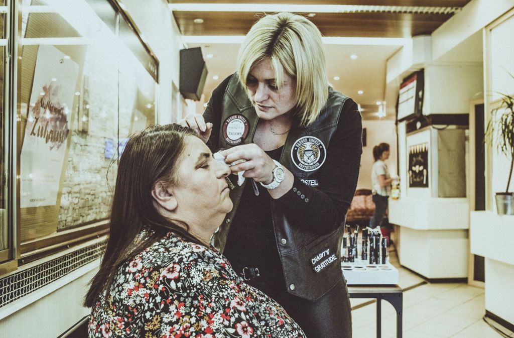 Die Friseurin Valentina Ellenschläger schminkt Zurafita Bleta