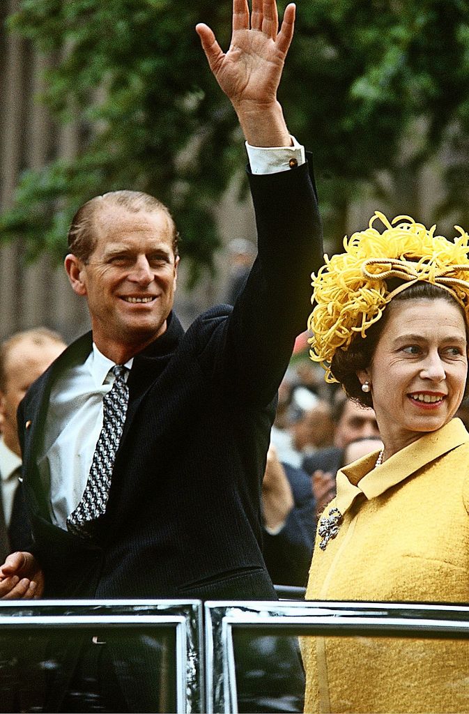 Elizabeth und Philip winken am 27. Mai 1965 während ihres ersten Staatsbesuchs in Deutschland der Berliner Bevölkerung zu.