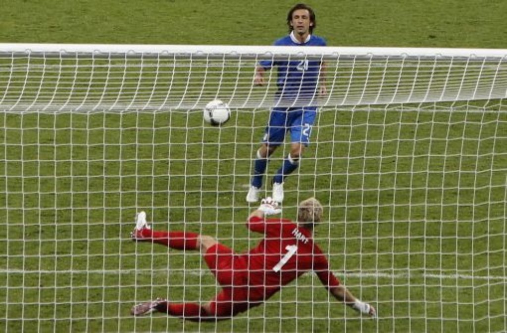 ... Mittelfeld der italienischen Nationalmannschaft zieht Andrea Pirlo die Fäden. Auch Pirlo ist nicht mehr der Jüngste (33 Jahre alt), er überzeugt aber durch Ruhe am Ball, schlaue Pässe, geschicktes Stellungsspiel - und eine gefährliche Schusstechnik. Im Gruppenspiel gegen Koatien traf er per direktem Freistoß, gegen England staunte die Fußballwelt über seinen frechen Lupfer. Zwischen ...