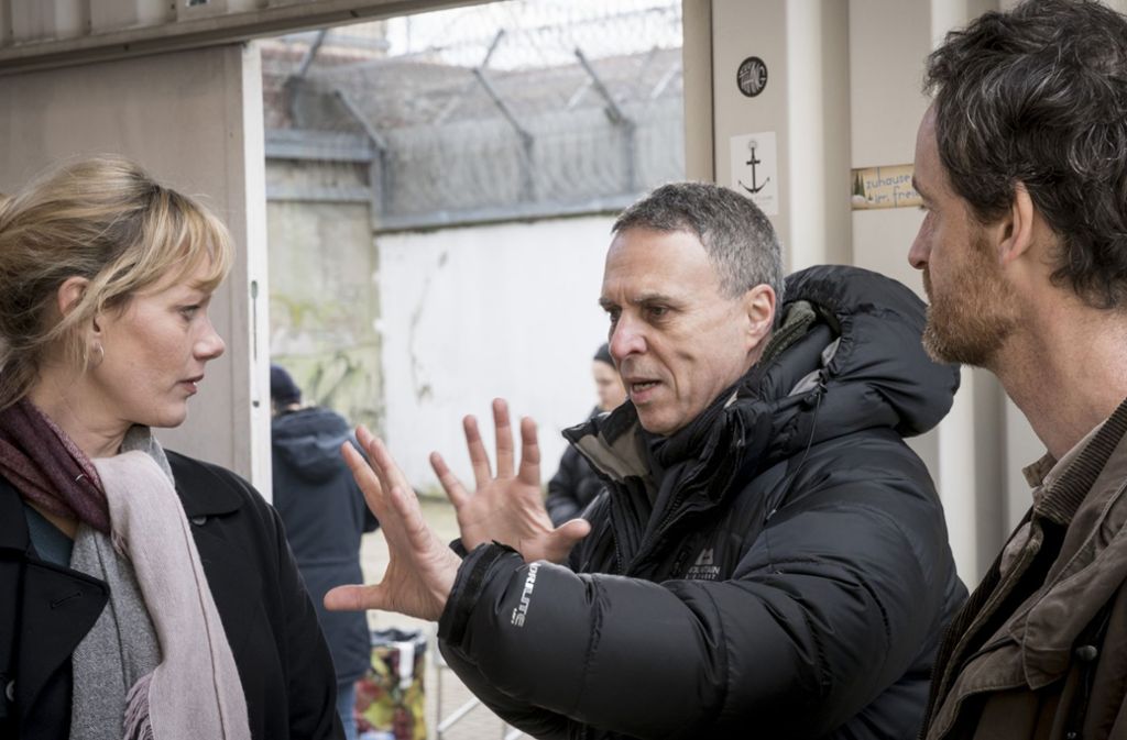 Regisseur Dror Zahavi (M) arbeitet mit Anna Schudt (l) und Jörg Hartmann (r) an der nächsten Szene. WDR/Thomas Kost