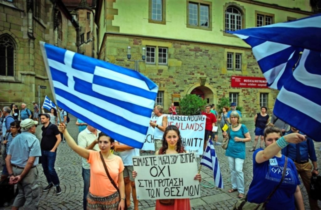 Viele Griechen leiden mit ihren Landsleuten in der Heimat mit: Auch am Freitag gingen sie in Stuttgart auf die Straße.