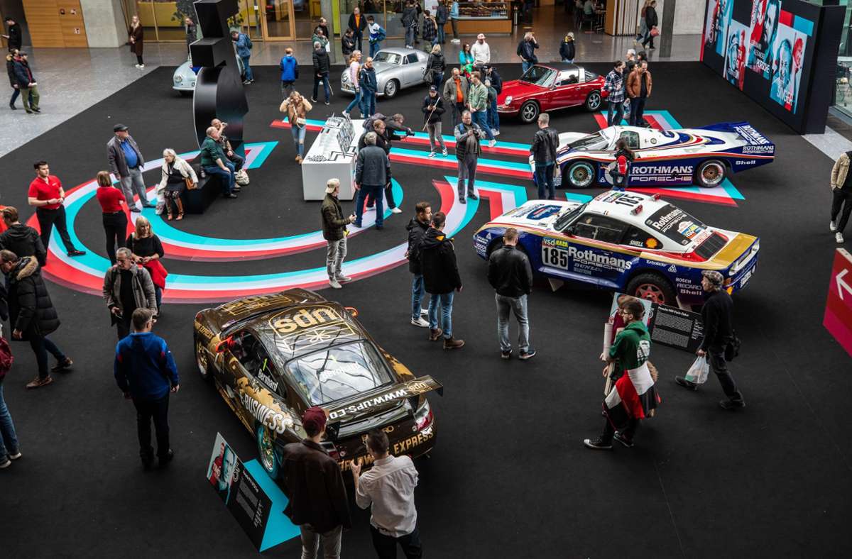 Porsche-Sportwagen aus verschiedenen Jahrzehnten im Atrium anlässlich des 75-Jahr-Jubiläums