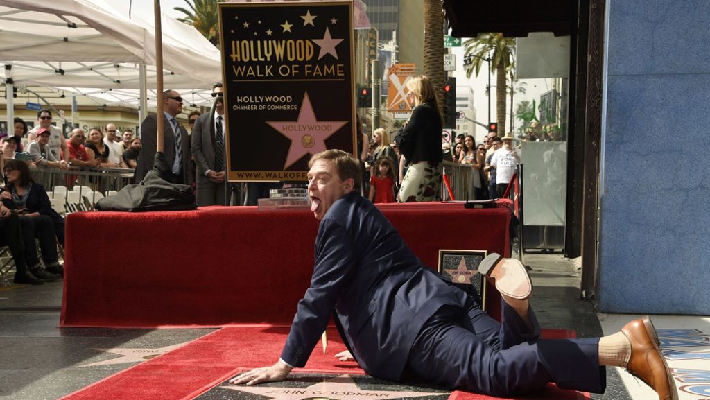  Viel Applaus und Lacher für John Goodman: Vor Schaulustigen und Kameras posiert der Schauspieler auf seiner neuen Sternenplakette in Hollywood. Dabei leisten ihm Brie Larson und Jeff Bridges Gesellschaft. 