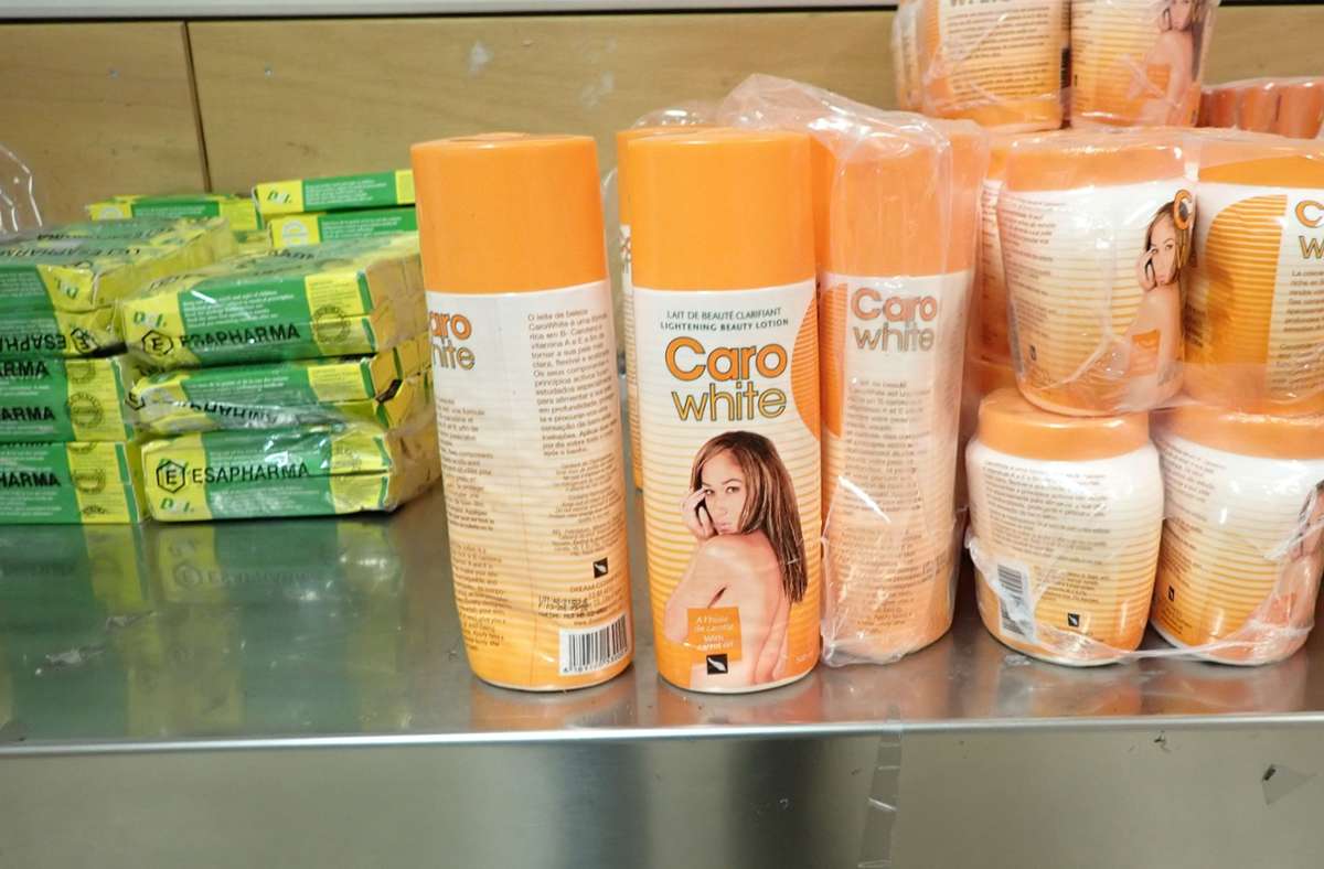 Zu den Waren, die regelmäßig aus afrikanischen Ländern geschickt werden, zählen Hautbleichungscremes. Wegen gesundheitsgefährdender Bestandteile werden sie gestoppt.