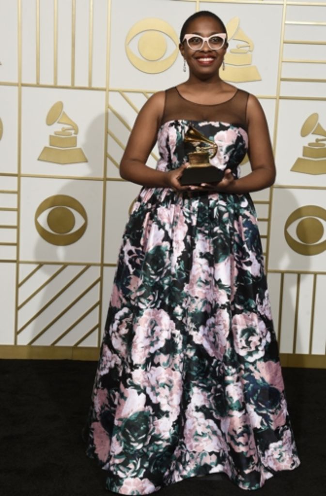 Jazzsängerin Cecile McLorin Salvant durfte sich im Kleid mit Blumenmuster über einen Grammy für ihr Album „The One to Love“ freuen.
