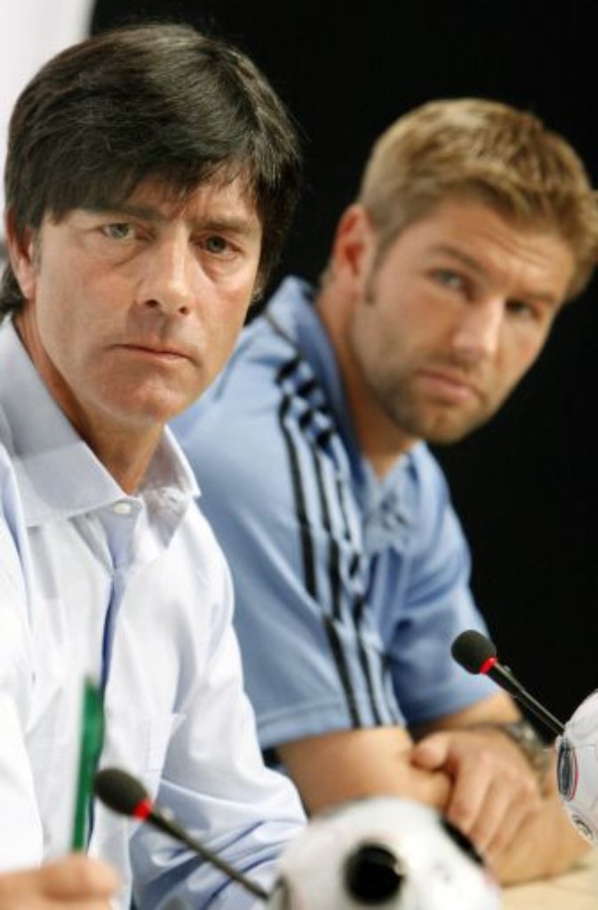 ... gestandener Nationalspieler ist und von Bundestrainer Jogi Löw (links) geschätzt wird. Sein Debüt für die deutsche Nationalelf gibt der 22-jährige Hitzlsperger im Oktober 2004 unter Jürgen Klinsmann beim 2:0-Freundschaftsspielsieg im Iran.