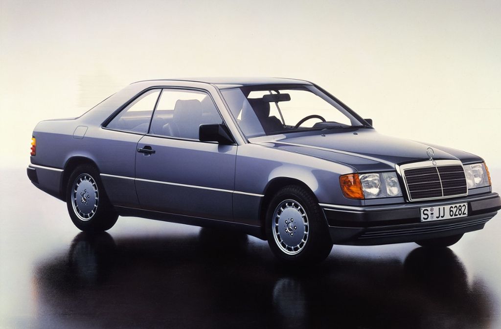Das größere Pendant zur W201-Reihe: der W124 von Mercedes-Benz, hier als Coupé. Die Limousine war das meistverkaufte Modell der Reihe, wurde im Dezember 1984 vorgestellt und bis August 1995 produziert. Für diese Formgebung war vor allem der Designer Bruno Sacco verantwortlich, viel diskutiert waren damals etwa die breiten Schutzleisten. Das Kombi-Modell des W 124 ist besonders bei Großstadthipstern beliebt.
