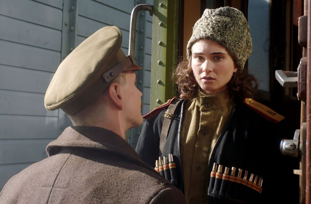 Marina Yurlova (Natalia Witmer) ist eine ehemalige Kosakensoldatin im Dienste des Zaren. Mit Hilfe eines tschechischen Hauptmanns kann sie vor den Bolschewisten fliehen. Später wird sie ihr Glück in den USA suchen – als Tänzerin.
