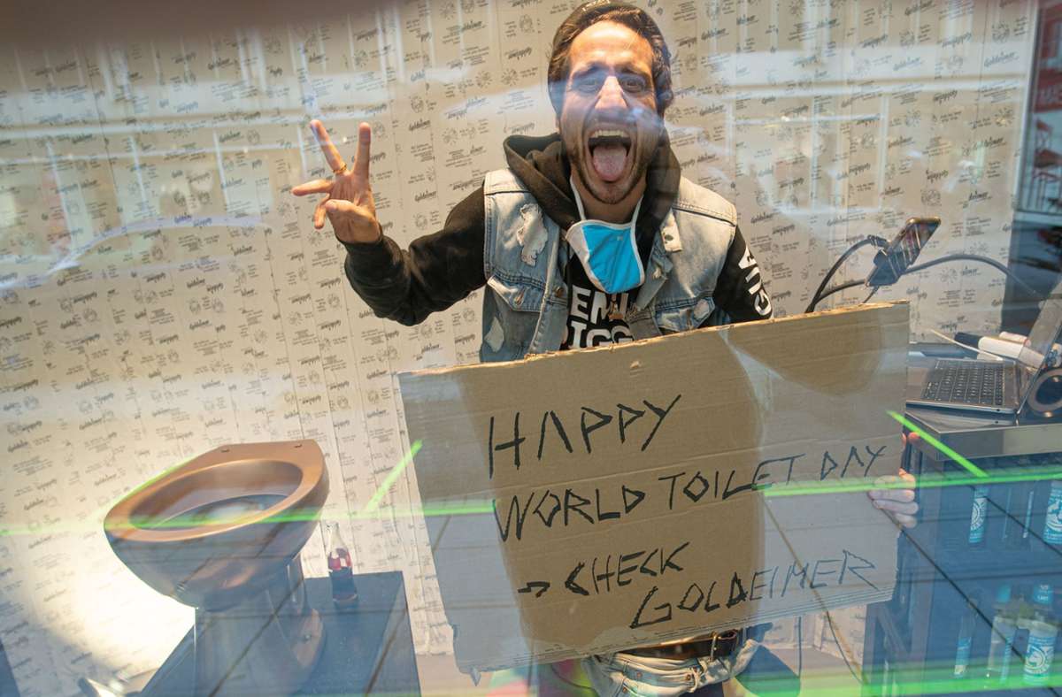 Michael Fritz vom Verein Viva Con Agua wünscht einen „Happy World Toilet Day“.