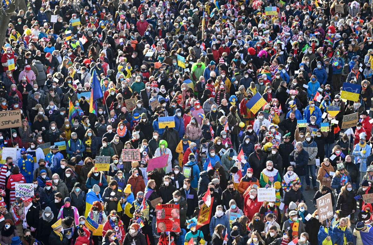 Viele Menschen zeigen die blau-gelbe Flagge der Ukraine in Köln und zeigen sich damit solidarisch.