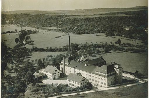Die Nudelfabrik Birkel auf einem alten Luftbild vor  Remsbegradigung und Bau der Nachkriegssiedlung Trappeler. Foto: Stadt  Weinstadt