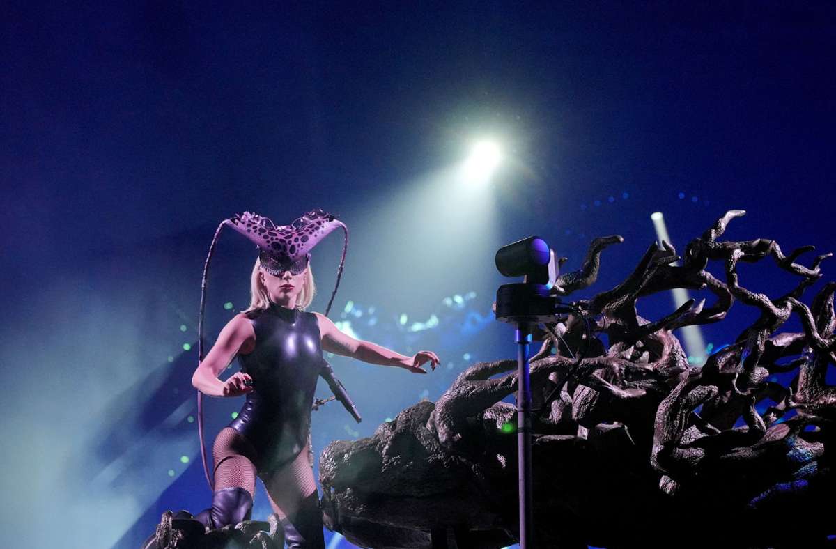 „Es gab eine lange Zeit, in der ich nicht wusste, ob ich je wieder auf Tour gehen würde“, gestand die 36-Jährige in Düsseldorf zum Auftakt ihrer Welttournee. Ihre Fans hätten ihr aber Mut und Selbstliebe beigebracht. So hat sich Lady Gaga für ihre „The Chromatica Ball“-Tour an die Farbe in ihrem Leben erinnert.