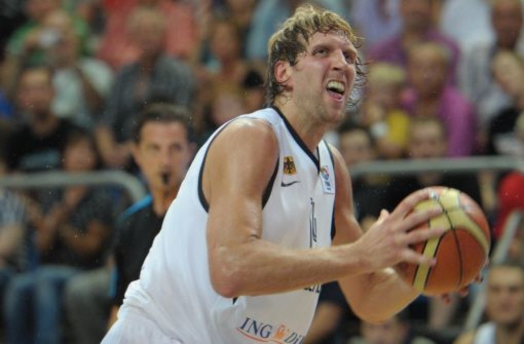 Der deutsche Basketball-Superstar Dirk Nowitzki steht auch auf Fußball. Er feuert die Spieler ...