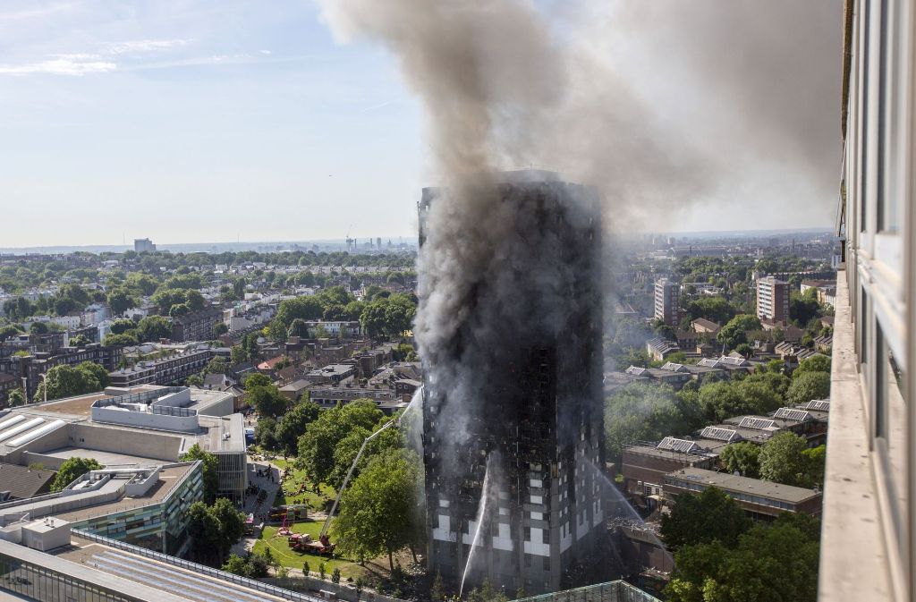 Der Brandschutz ist in Hunderten Hochhäusern in England laut einer Untersuchung ähnlich schlecht wie im ausgebrannten Grenfell Tower in London.