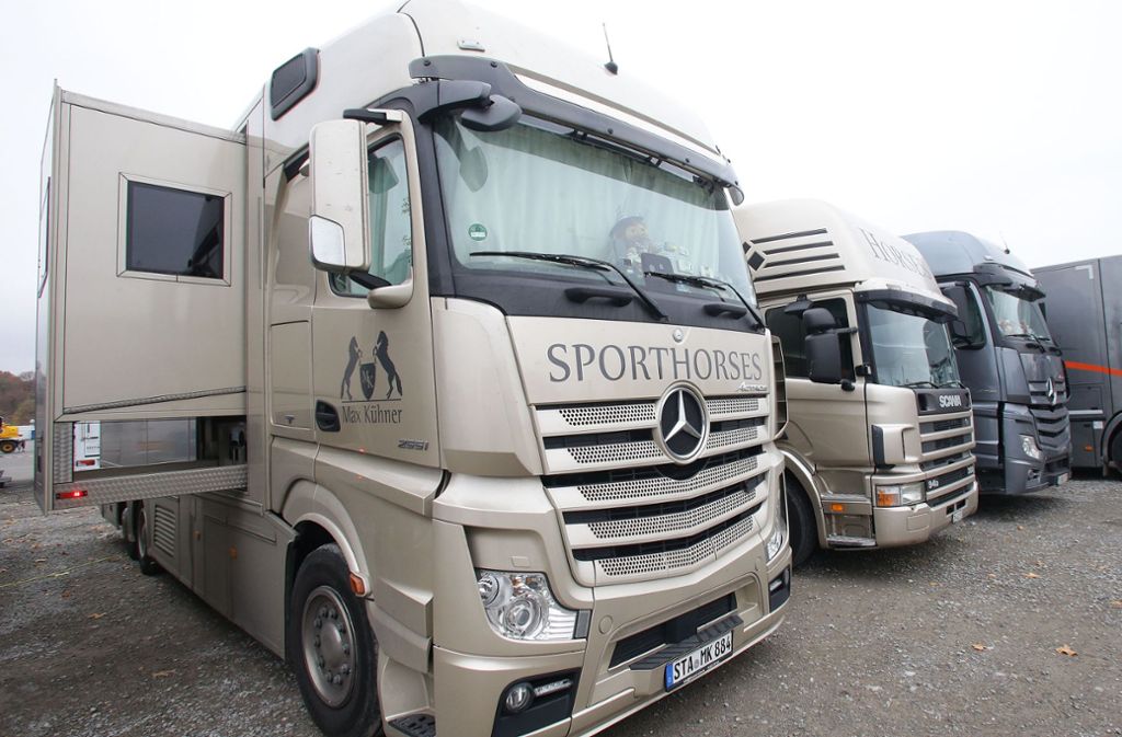 Die edlen und über 100 000 Euro teuren Trucks parken auf dem Cannstatter Wasen und werden rund um die Uhr bewacht.
