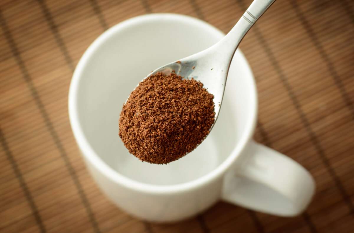 Hier erfahren Sie, wie Sie schnell und einfach die richtige Menge Kaffeepulver für eine Tasse Kaffee dosieren.