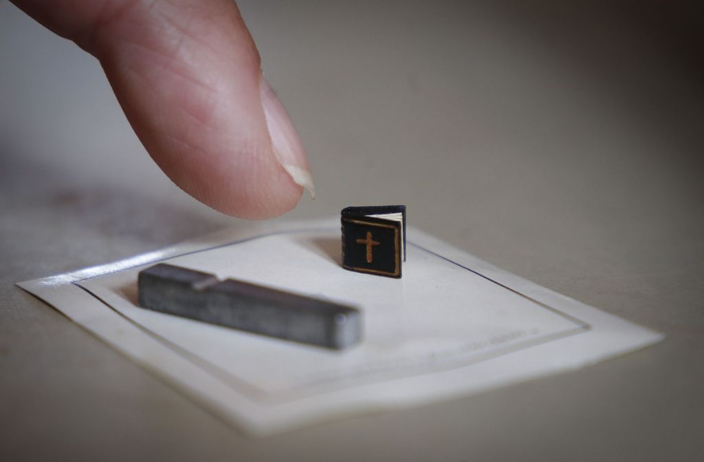 Das kleinste Buch der Welt misst nur sechs mal fünf Milimeter. Eines der Exemplare gibt es in der Ausstellung im Etterhof zu sehen.