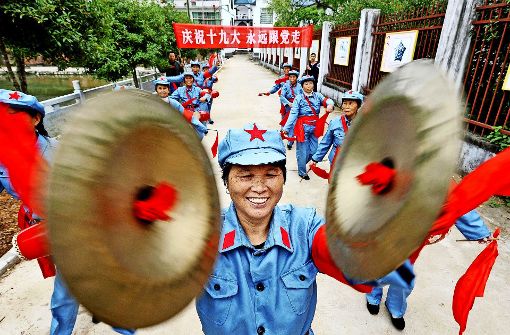 Kundgebung  in der Rote-Armee-Uniform:  Chinesinnen feiern in  der Provinz Jiangxi  die Eröffnung des 19. Parteitag der Kommunistischen Partei Chinas. Foto: AFP