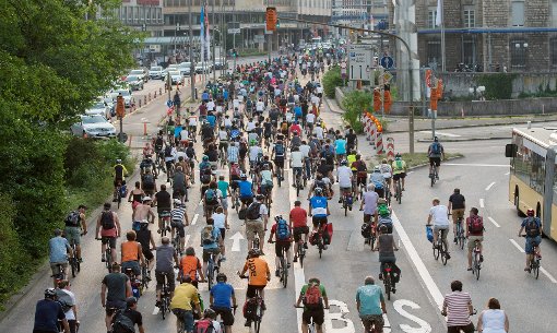 Fahrradprotest Critical Mass in Stuttgart: So viele Radfahrer sieht man auf der Straße eher selten. Foto: dpa