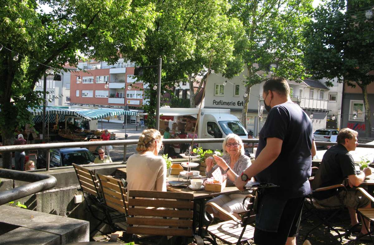 Gäste genießen das „Marktfrühstück“ auf der Terrasse vom Roten Hirsch in Fellbach, das zum zweiten Mal geboten wurde.