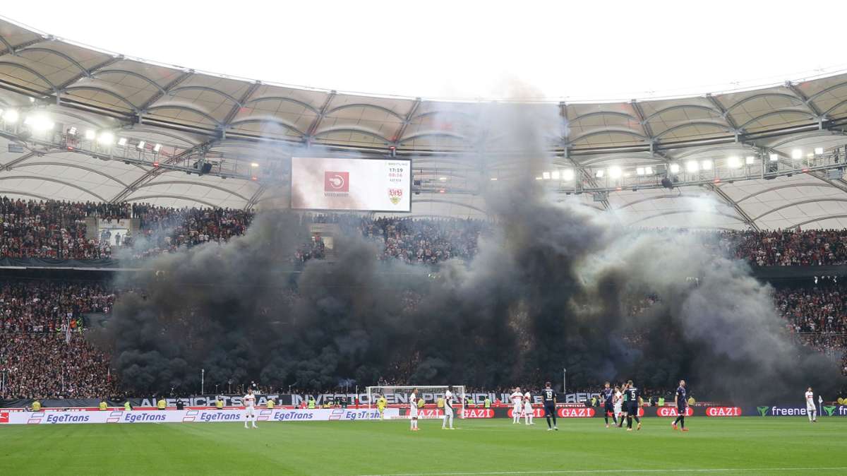 Mit schwarzen Rauchbomben beenden die Ultras des Stimmungsboykott.