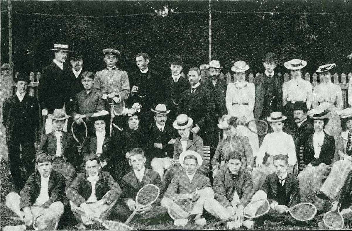 Als alles anfing: Gruppenfoto auf der Anlage des 1894 gegründeten Stuttgarter Lawn-Tennisclub am Stöckach. Ende des 19. Jahrhunderts startet das Tennis in England seinen Siegeszug. Wenig später wird der Sport auch in Deutschland populär.