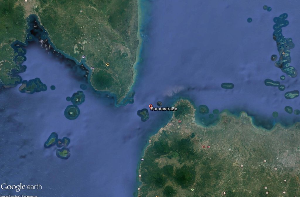 Die Google-Earth-Satellitenaufnahme zeigt die die als Sundastraße bekannte Meerenge zwischen den Inseln Sumatra (oben) und Java. Bei einer Tsunami-Katastrophe an Indonesiens Küste sind ...