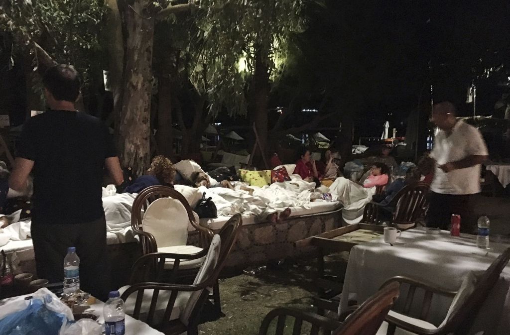 Die Auswirkungen des Bebens waren auch in der Türkei zu spüren: Hotelgäste schlafen in Bitez draußen, nachdem sie ihre Zimmer verlassen mussten.