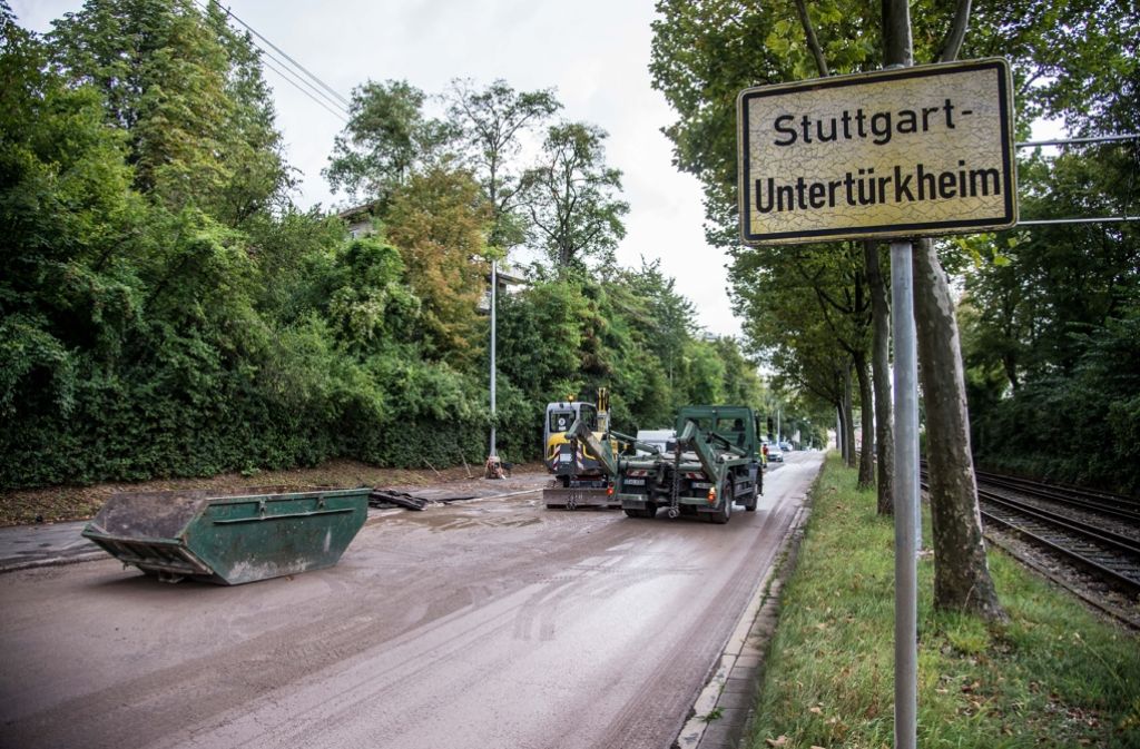 ... dass die Augsburger Straße in Stuttgart-Untertürkheim überflutet worden ist.